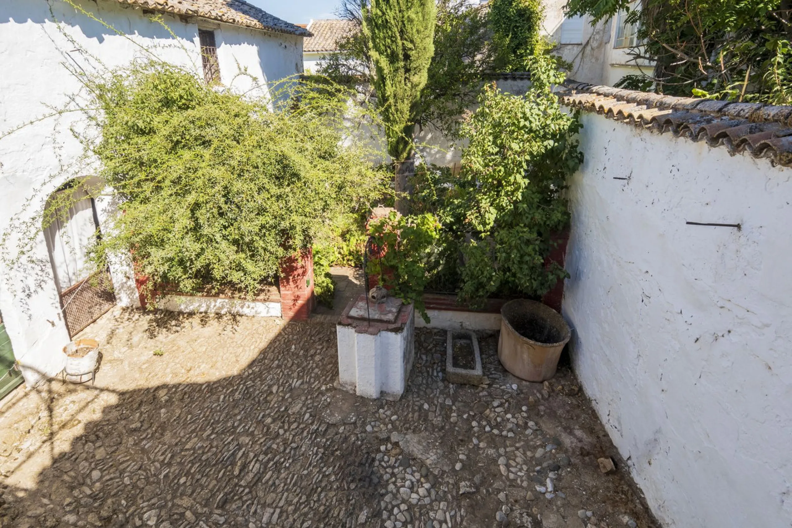 Estately House in the heart of Ronda Old Town. This is a dwelling with access from two different streets, one of them the main artery at Ronda Old Town, the second one, a cobbled XVIII century scented street with whitewashed façades, next to charming hote