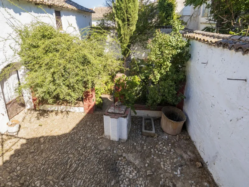 Estately House in the heart of Ronda Old Town. This is a dwelling with access from two different streets, one of them the main artery at Ronda Old Town, the second one, a cobbled XVIII century scented street with whitewashed façades, next to charming hote