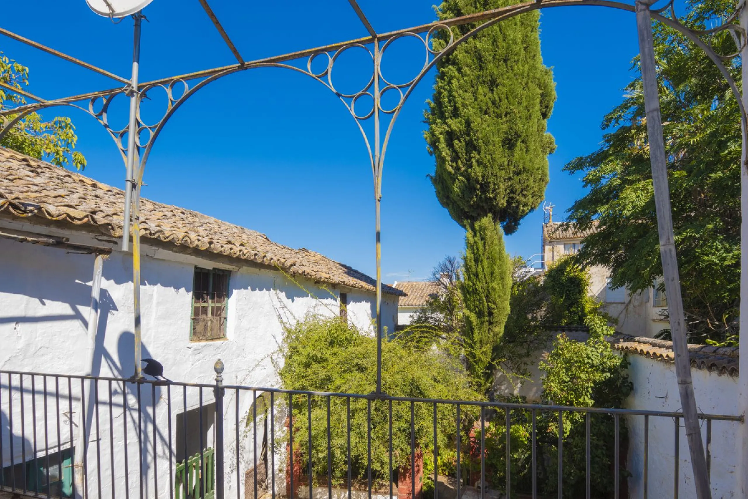 Estately House in the heart of Ronda Old Town. This is a dwelling with access from two different streets, one of them the main artery at Ronda Old Town, the second one, a cobbled XVIII century scented street with whitewashed façades, next to charming hote