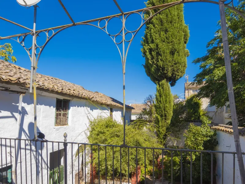 Estately House in the heart of Ronda Old Town. This is a dwelling with access from two different streets, one of them the main artery at Ronda Old Town, the second one, a cobbled XVIII century scented street with whitewashed façades, next to charming hote
