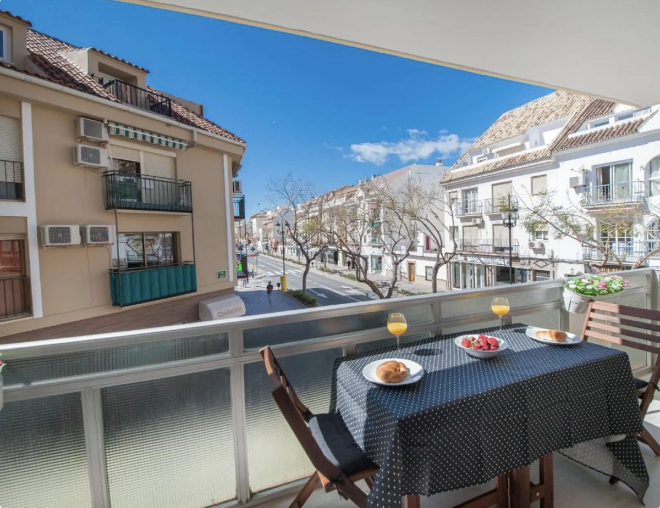 Beautiful newly renovated apartment in the city centre of Fuengirola with a valid holiday rental licence already in place, making it an excellent investment opportunity from day one.