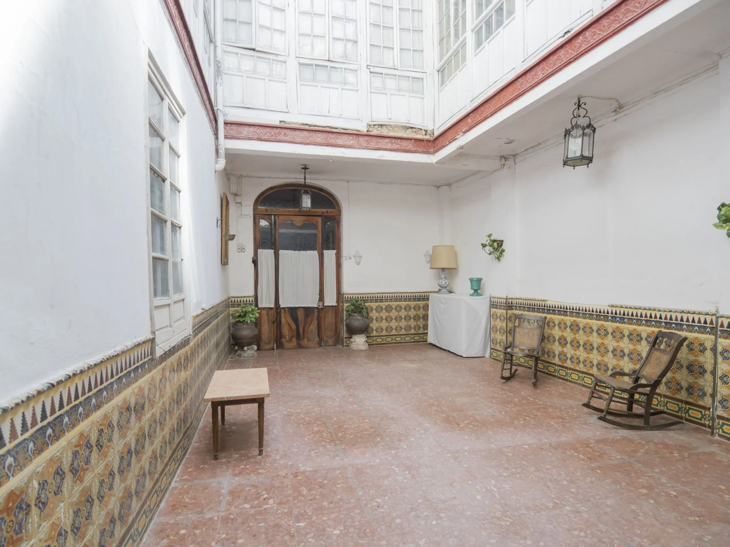 Estately House in the heart of Ronda Old Town. This is a dwelling with access from two different streets, one of them the main artery at Ronda Old Town, the second one, a cobbled XVIII century scented street with whitewashed façades, next to charming hote