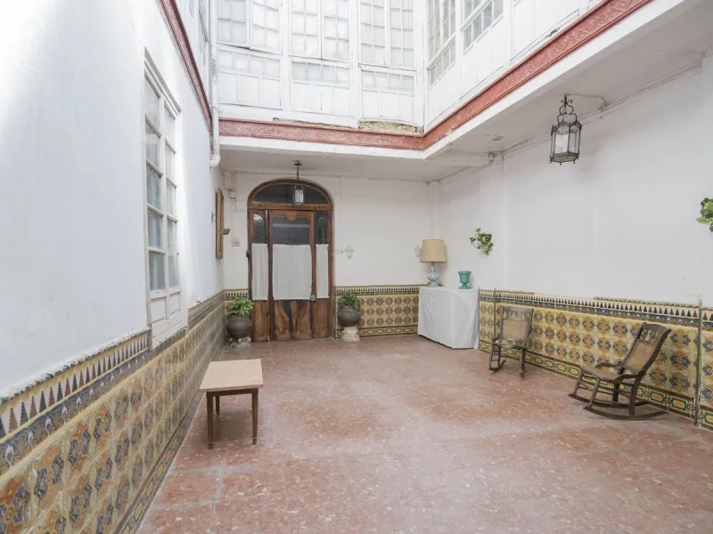 Estately House in the heart of Ronda Old Town. This is a dwelling with access from two different streets, one of them the main artery at Ronda Old Town, the second one, a cobbled XVIII century scented street with whitewashed façades, next to charming hote