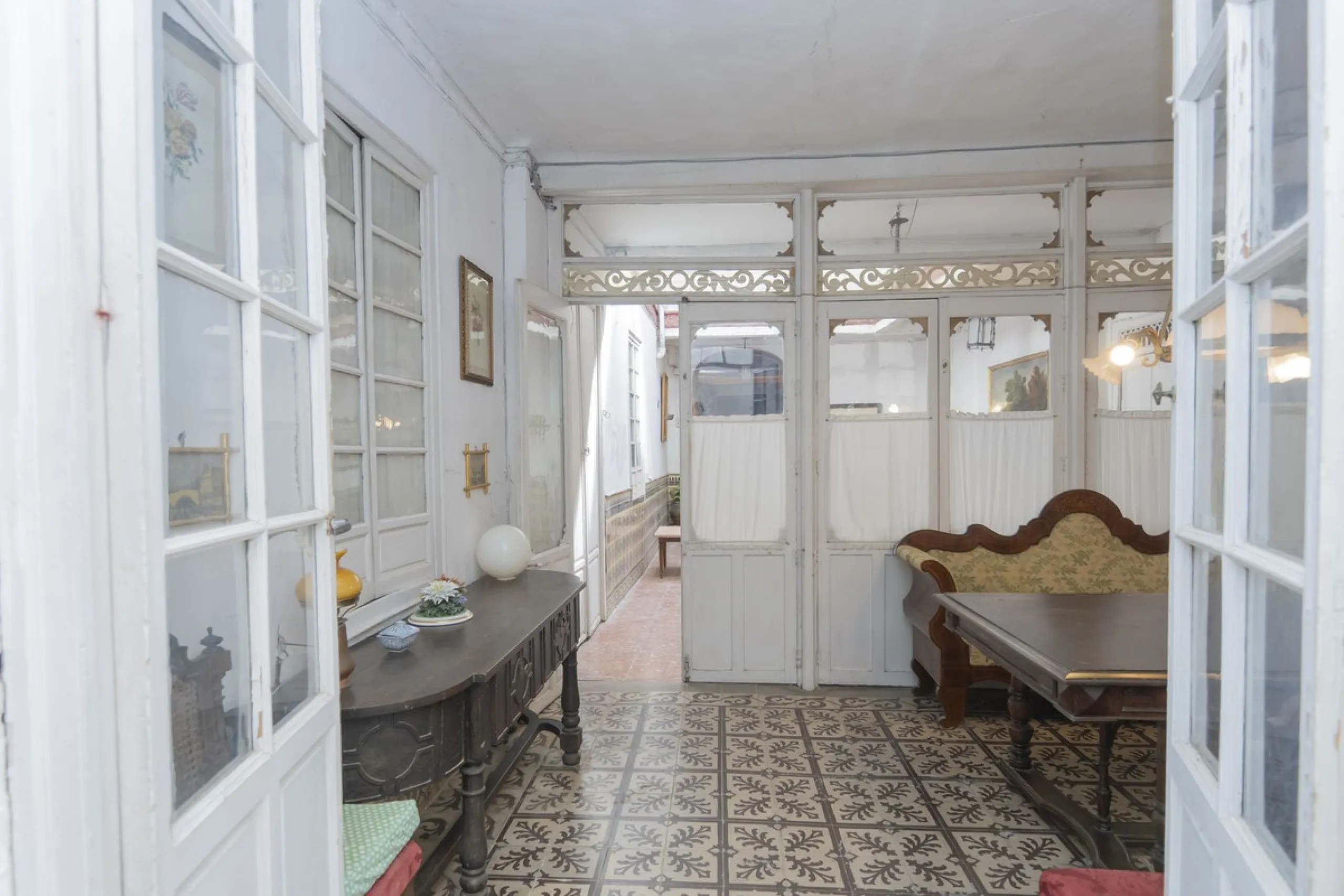 Estately House in the heart of Ronda Old Town. This is a dwelling with access from two different streets, one of them the main artery at Ronda Old Town, the second one, a cobbled XVIII century scented street with whitewashed façades, next to charming hote
