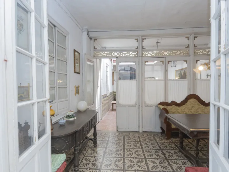 Estately House in the heart of Ronda Old Town. This is a dwelling with access from two different streets, one of them the main artery at Ronda Old Town, the second one, a cobbled XVIII century scented street with whitewashed façades, next to charming hote