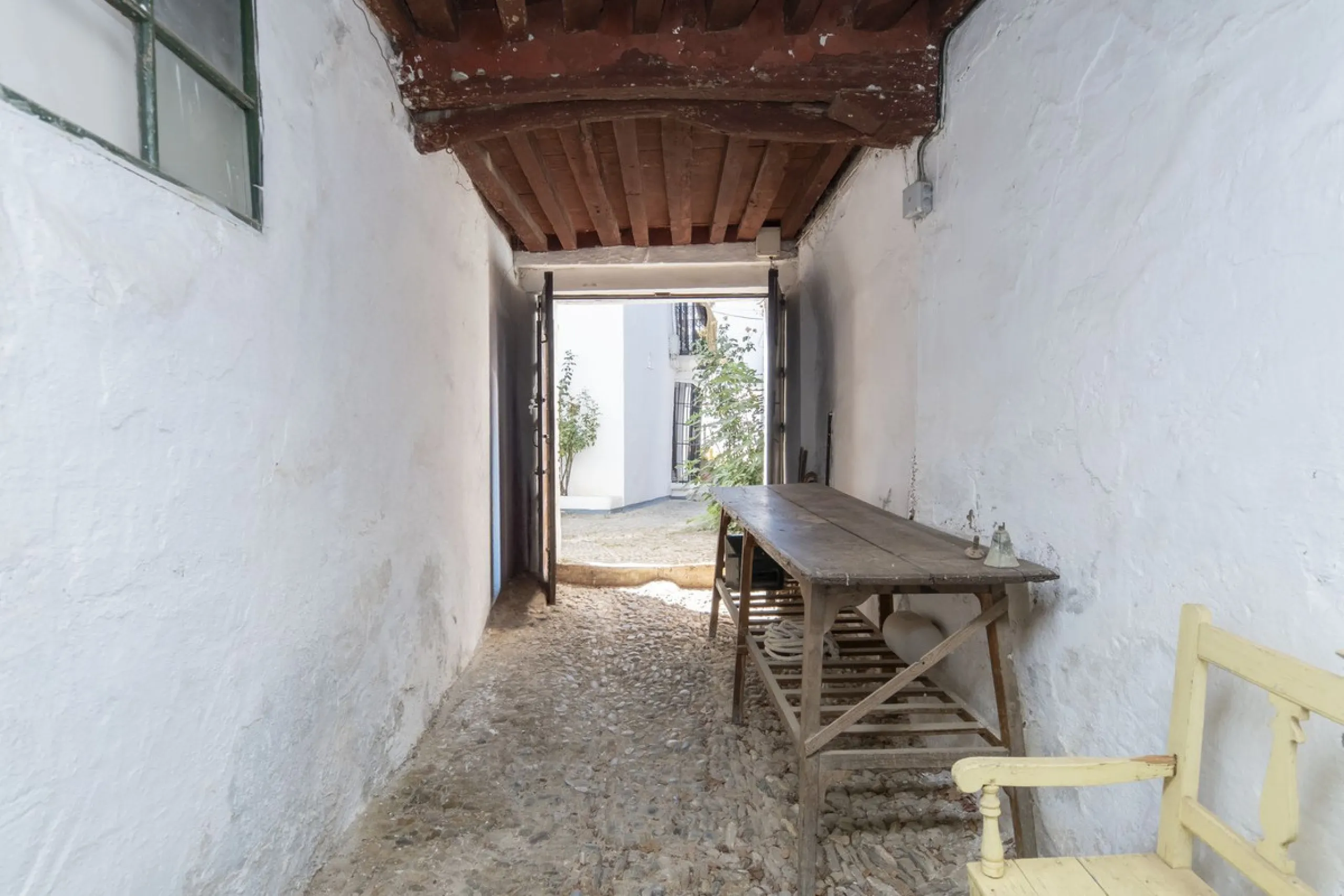 Estately House in the heart of Ronda Old Town. This is a dwelling with access from two different streets, one of them the main artery at Ronda Old Town, the second one, a cobbled XVIII century scented street with whitewashed façades, next to charming hote
