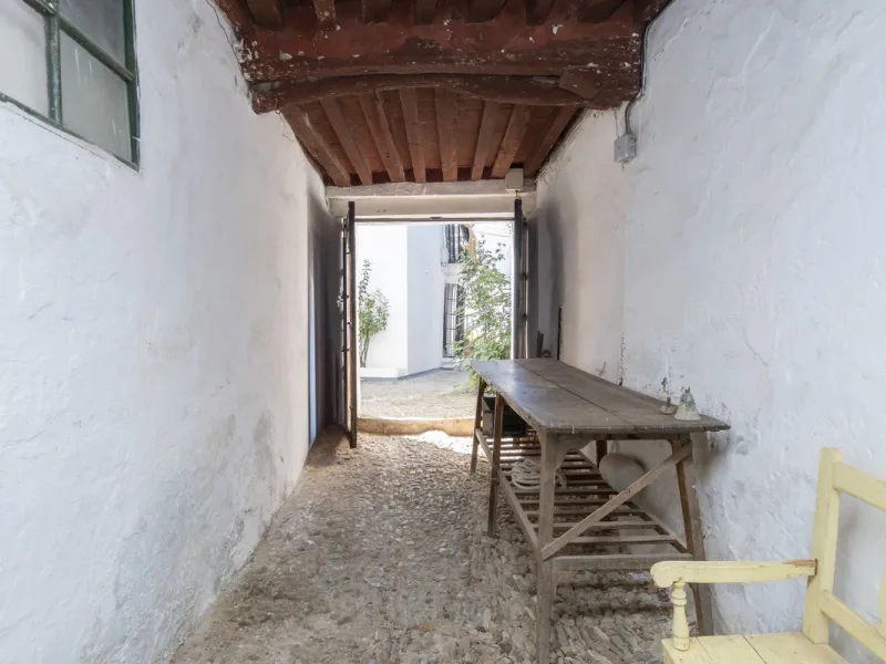 Estately House in the heart of Ronda Old Town. This is a dwelling with access from two different streets, one of them the main artery at Ronda Old Town, the second one, a cobbled XVIII century scented street with whitewashed façades, next to charming hote