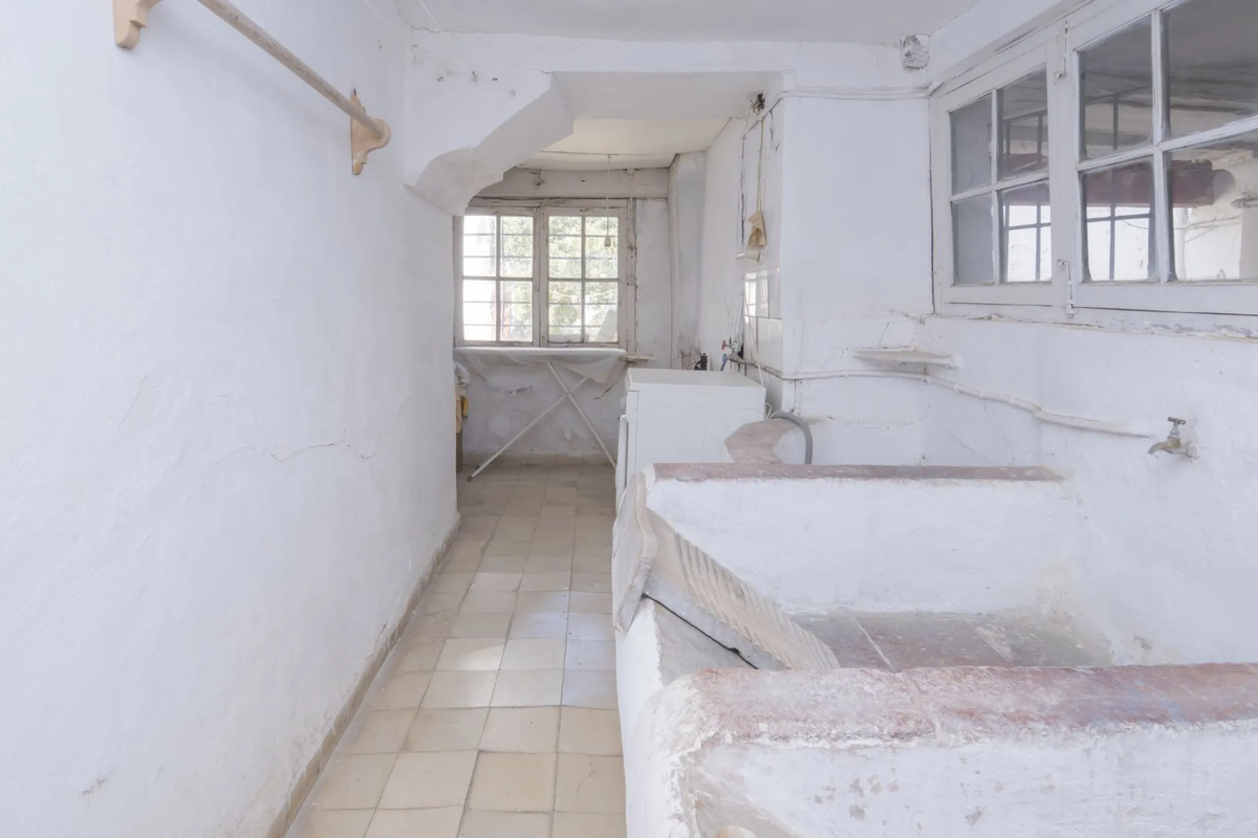 Estately House in the heart of Ronda Old Town. This is a dwelling with access from two different streets, one of them the main artery at Ronda Old Town, the second one, a cobbled XVIII century scented street with whitewashed façades, next to charming hote