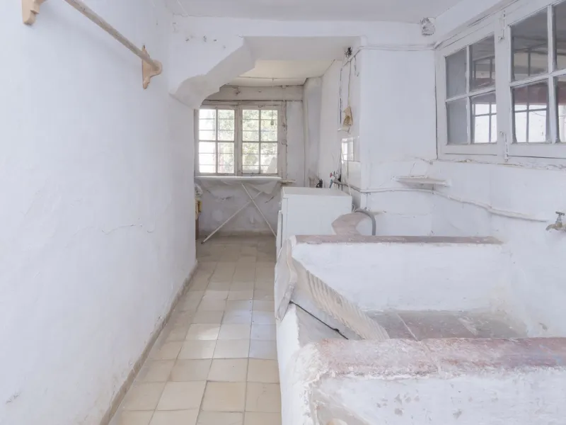 Estately House in the heart of Ronda Old Town. This is a dwelling with access from two different streets, one of them the main artery at Ronda Old Town, the second one, a cobbled XVIII century scented street with whitewashed façades, next to charming hote