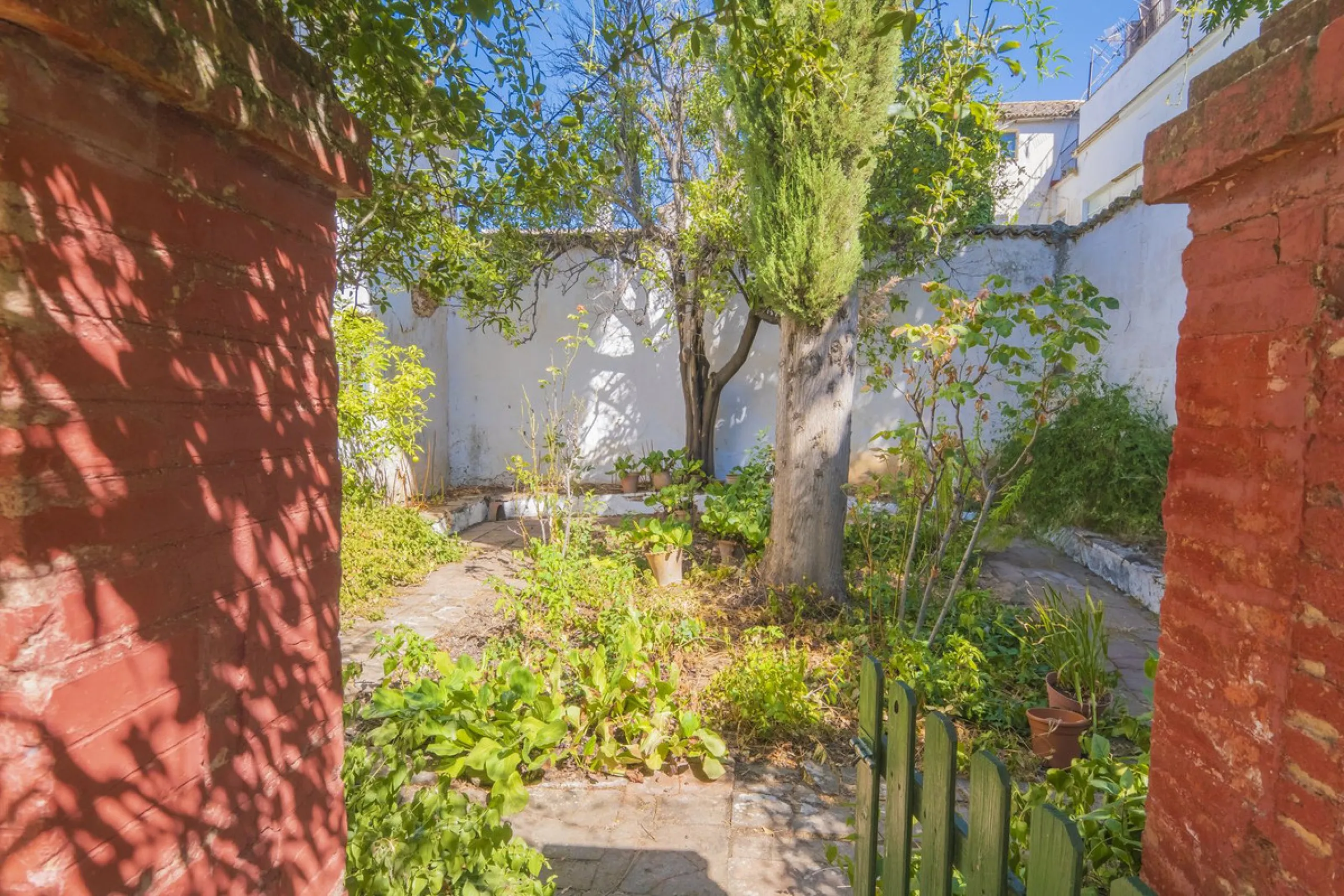 Estately House in the heart of Ronda Old Town. This is a dwelling with access from two different streets, one of them the main artery at Ronda Old Town, the second one, a cobbled XVIII century scented street with whitewashed façades, next to charming hote