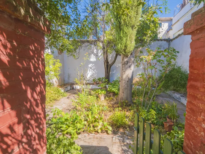 Estately House in the heart of Ronda Old Town. This is a dwelling with access from two different streets, one of them the main artery at Ronda Old Town, the second one, a cobbled XVIII century scented street with whitewashed façades, next to charming hote