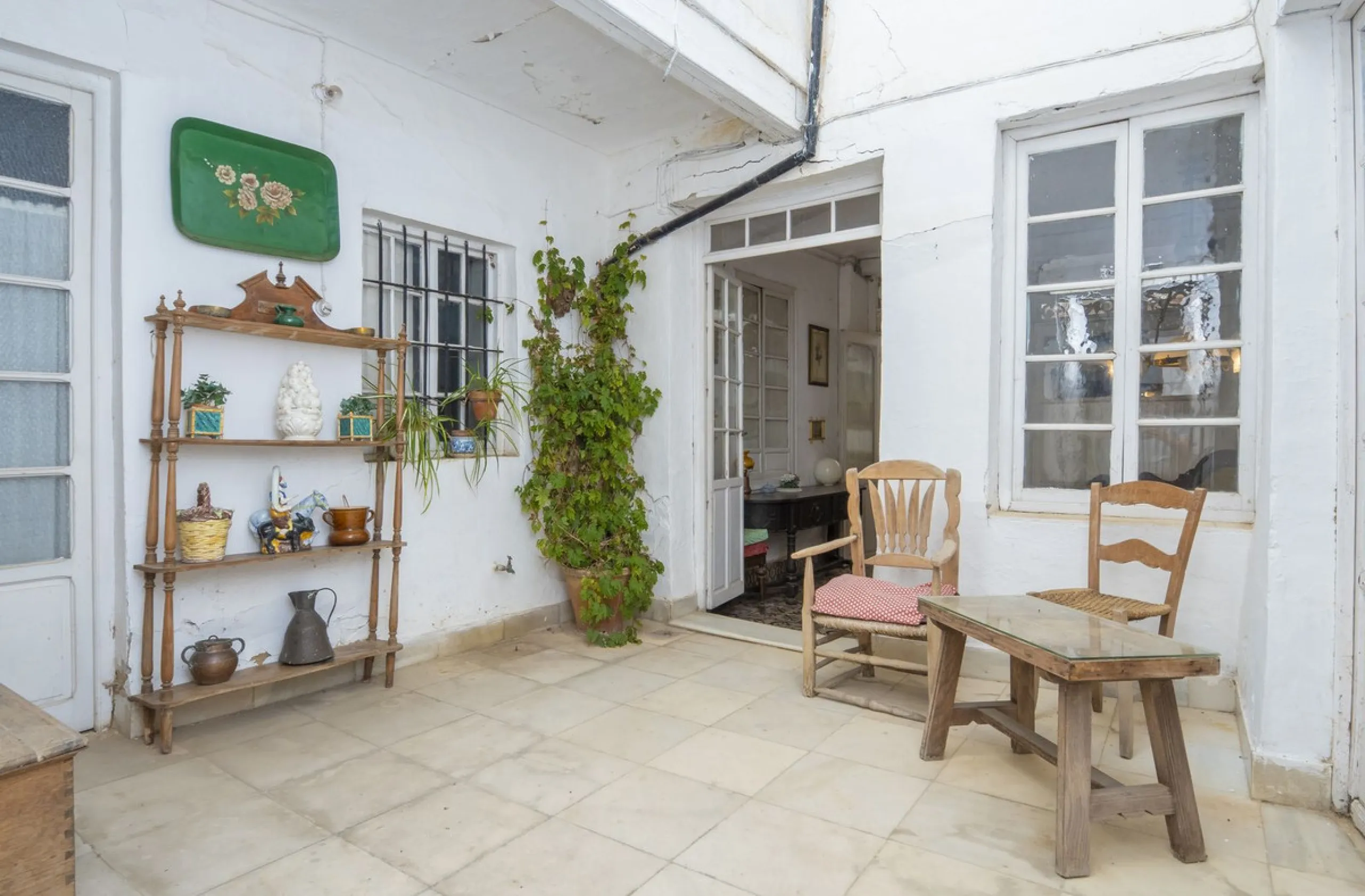Estately House in the heart of Ronda Old Town. This is a dwelling with access from two different streets, one of them the main artery at Ronda Old Town, the second one, a cobbled XVIII century scented street with whitewashed façades, next to charming hote