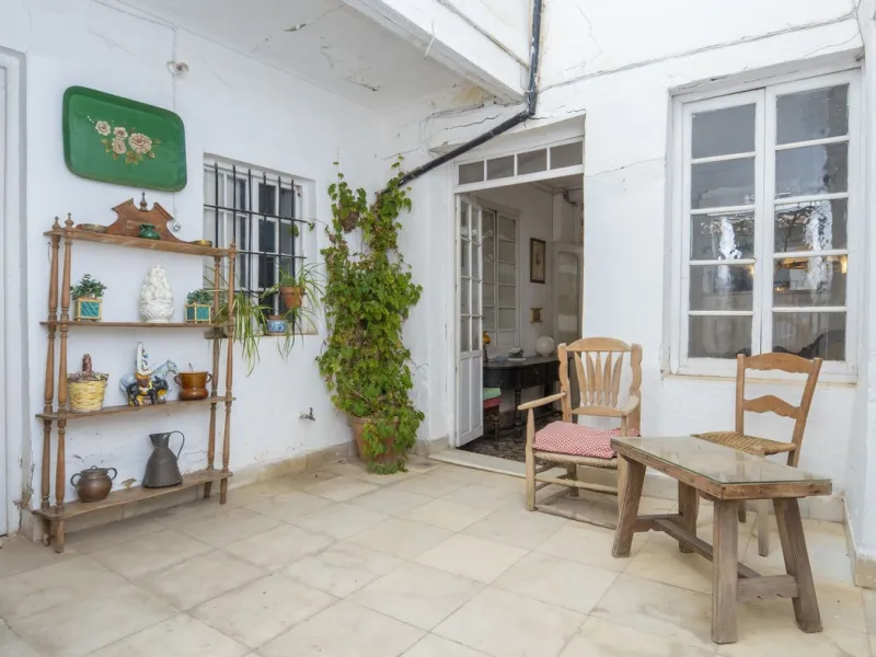 Estately House in the heart of Ronda Old Town. This is a dwelling with access from two different streets, one of them the main artery at Ronda Old Town, the second one, a cobbled XVIII century scented street with whitewashed façades, next to charming hote