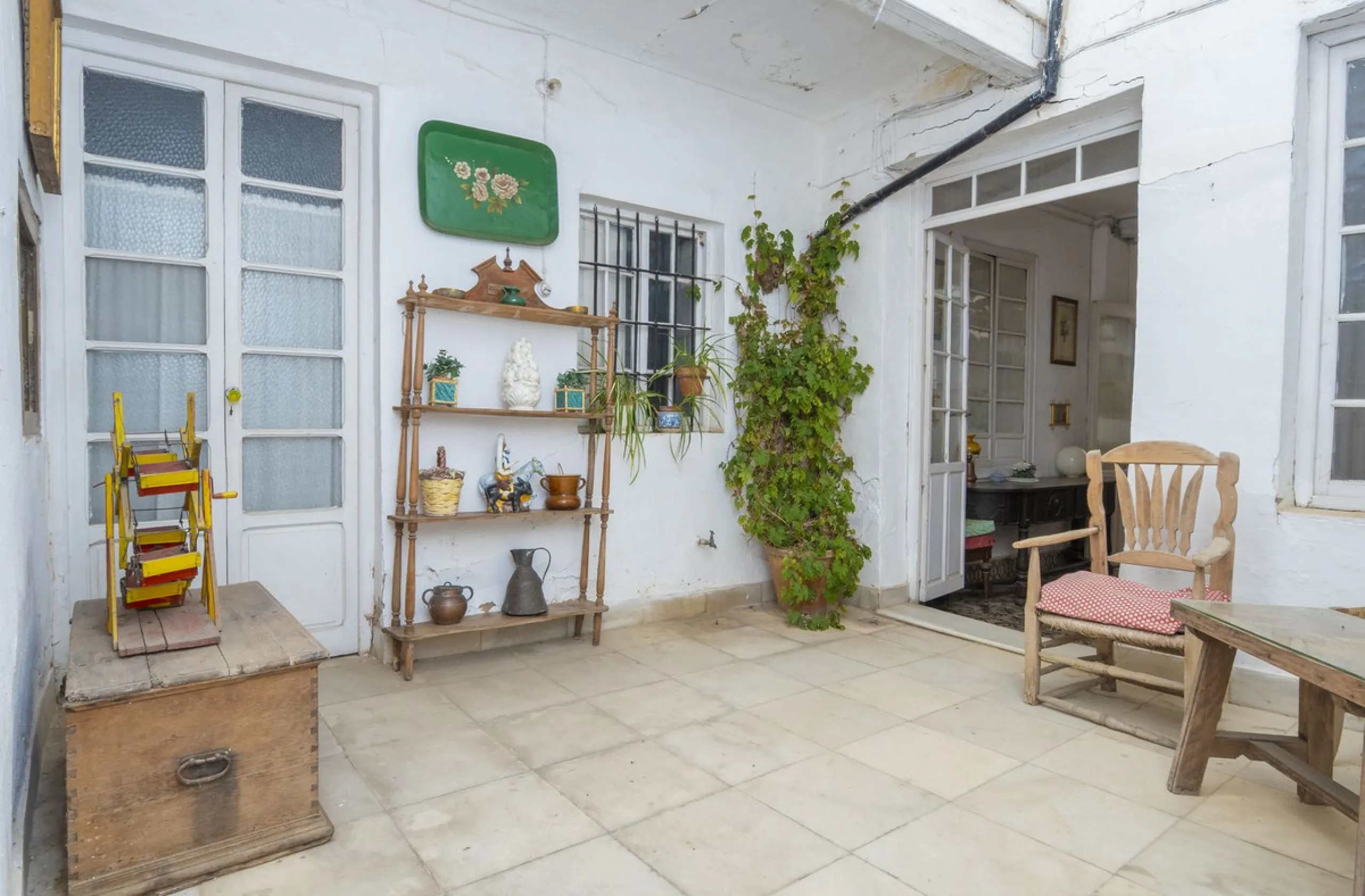 Estately House in the heart of Ronda Old Town. This is a dwelling with access from two different streets, one of them the main artery at Ronda Old Town, the second one, a cobbled XVIII century scented street with whitewashed façades, next to charming hote