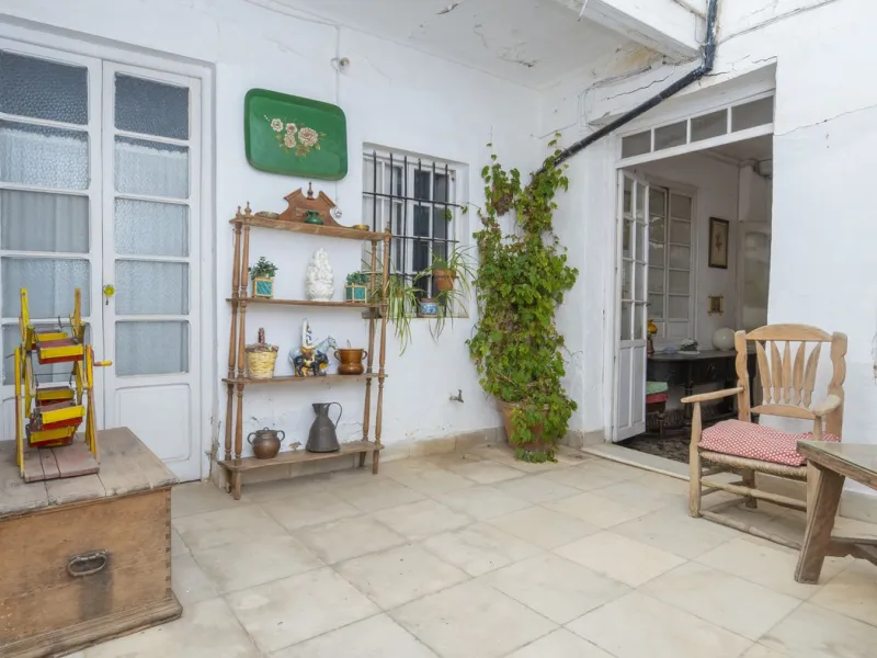 Estately House in the heart of Ronda Old Town. This is a dwelling with access from two different streets, one of them the main artery at Ronda Old Town, the second one, a cobbled XVIII century scented street with whitewashed façades, next to charming hote
