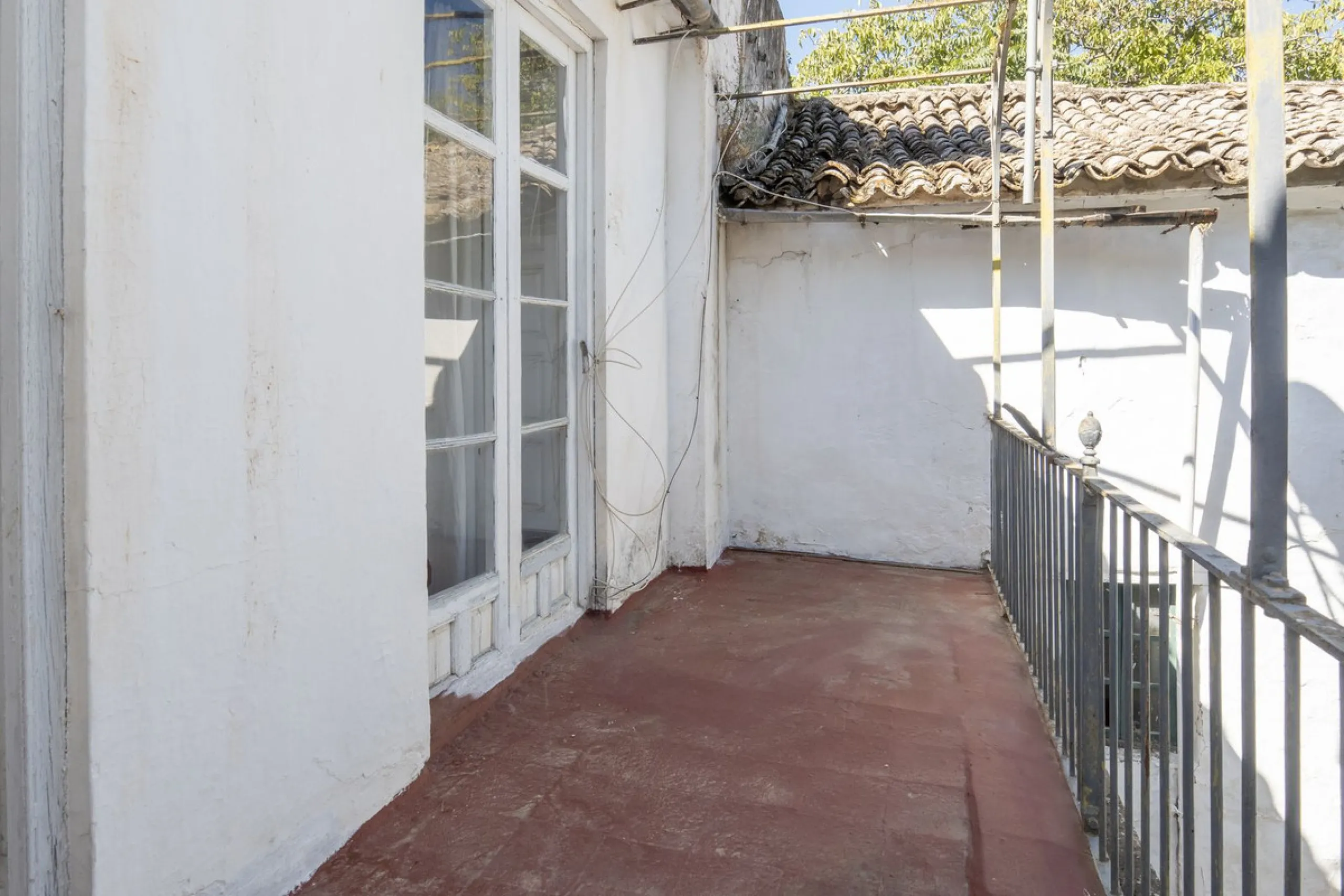 Estately House in the heart of Ronda Old Town. This is a dwelling with access from two different streets, one of them the main artery at Ronda Old Town, the second one, a cobbled XVIII century scented street with whitewashed façades, next to charming hote