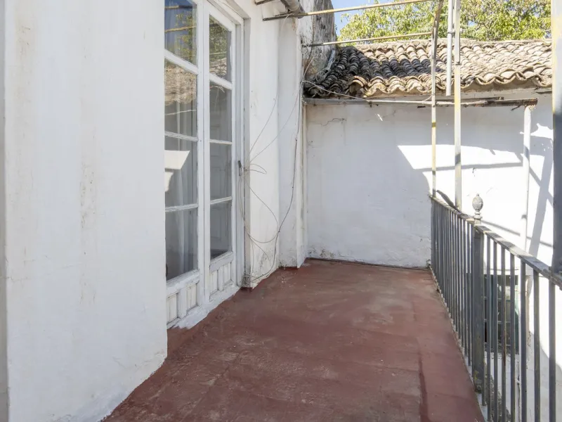 Estately House in the heart of Ronda Old Town. This is a dwelling with access from two different streets, one of them the main artery at Ronda Old Town, the second one, a cobbled XVIII century scented street with whitewashed façades, next to charming hote