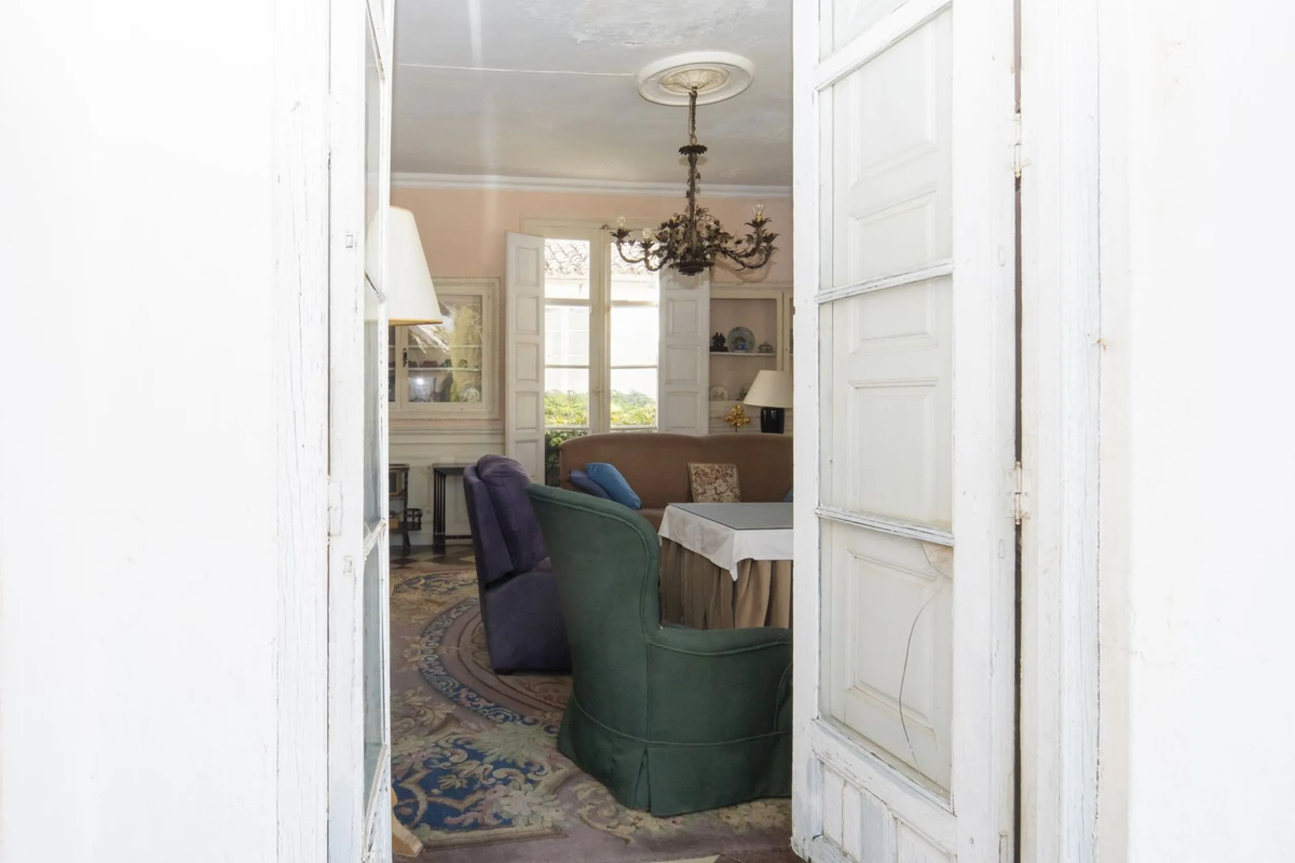 Estately House in the heart of Ronda Old Town. This is a dwelling with access from two different streets, one of them the main artery at Ronda Old Town, the second one, a cobbled XVIII century scented street with whitewashed façades, next to charming hote