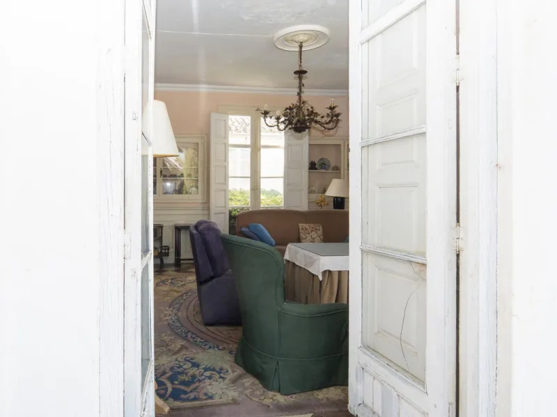 Estately House in the heart of Ronda Old Town. This is a dwelling with access from two different streets, one of them the main artery at Ronda Old Town, the second one, a cobbled XVIII century scented street with whitewashed façades, next to charming hote