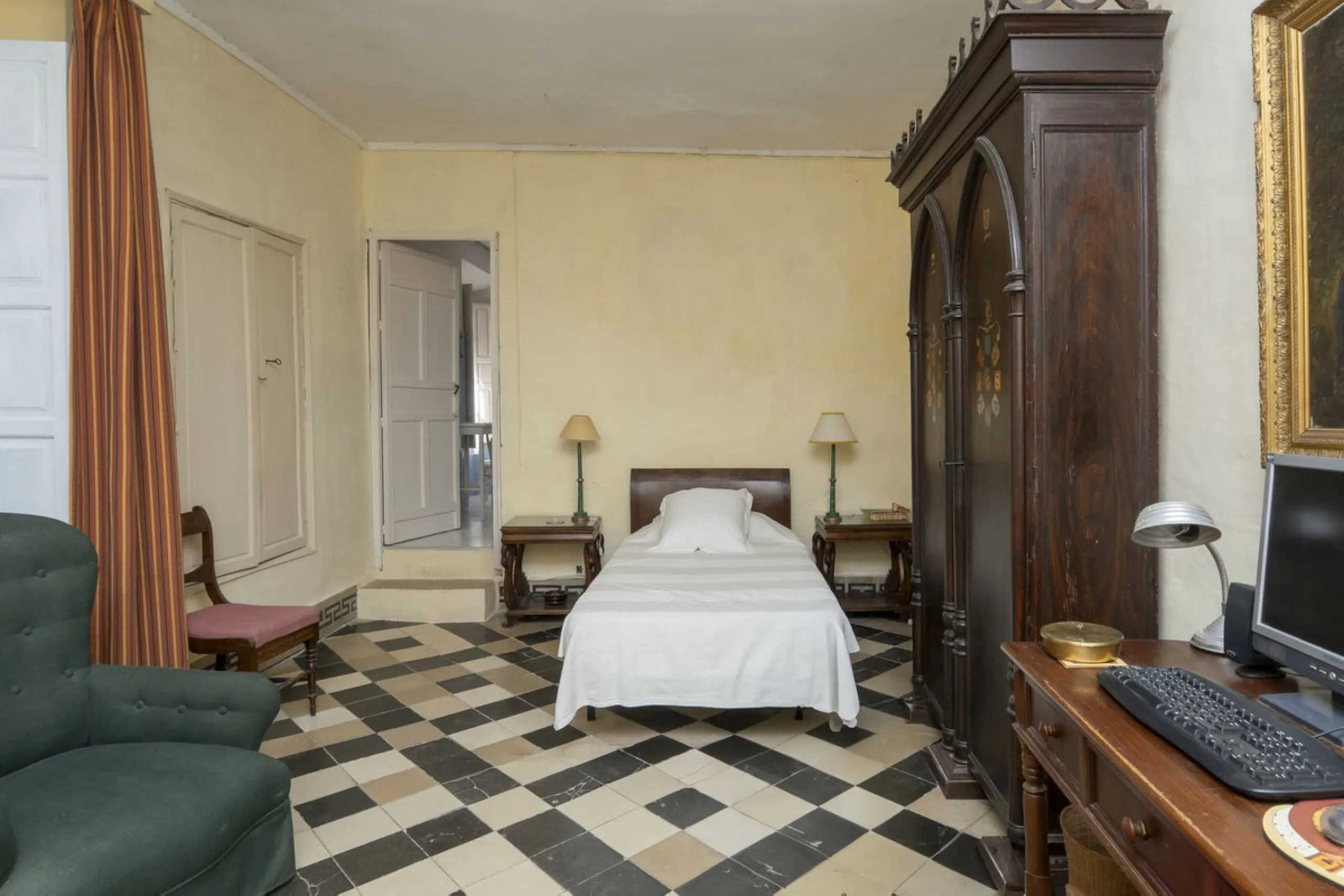 Estately House in the heart of Ronda Old Town. This is a dwelling with access from two different streets, one of them the main artery at Ronda Old Town, the second one, a cobbled XVIII century scented street with whitewashed façades, next to charming hote