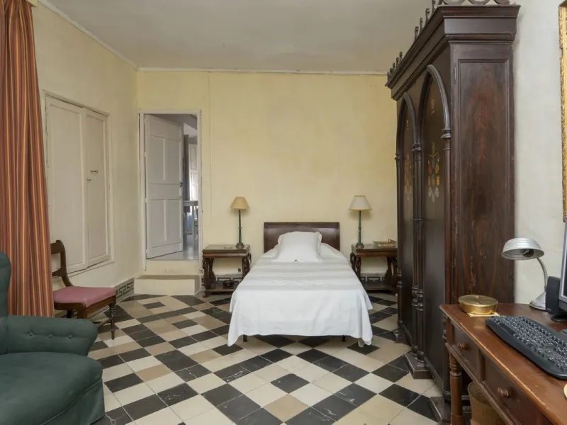Estately House in the heart of Ronda Old Town. This is a dwelling with access from two different streets, one of them the main artery at Ronda Old Town, the second one, a cobbled XVIII century scented street with whitewashed façades, next to charming hote