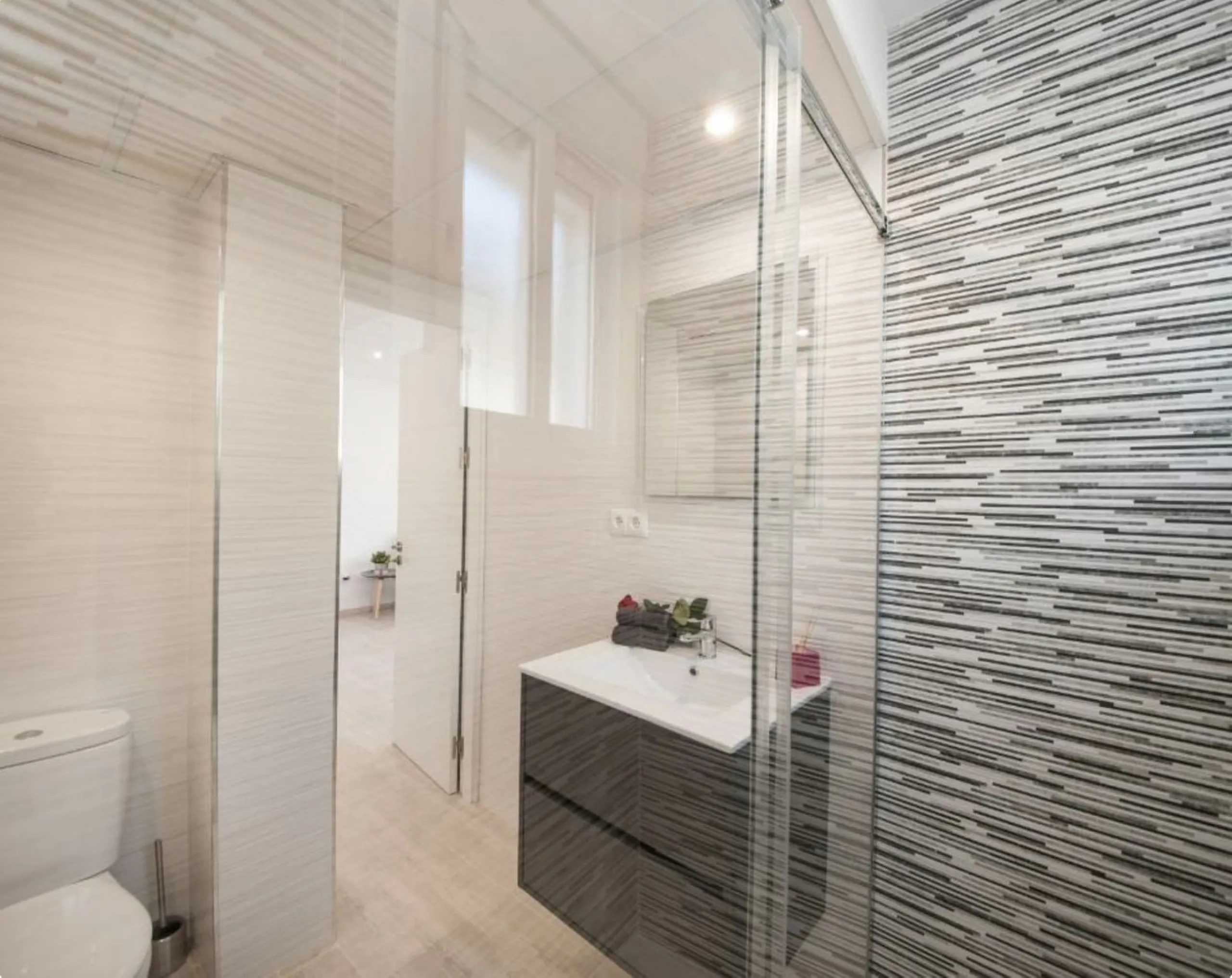 Beautiful newly renovated apartment in the city centre of Fuengirola with a valid holiday rental licence already in place, making it an excellent investment opportunity from day one.