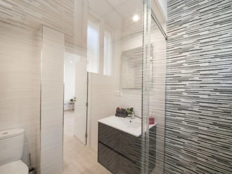 Beautiful newly renovated apartment in the city centre of Fuengirola with a valid holiday rental licence already in place, making it an excellent investment opportunity from day one.