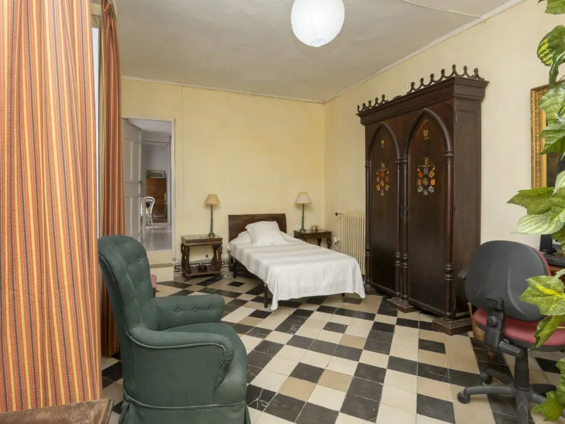 Estately House in the heart of Ronda Old Town. This is a dwelling with access from two different streets, one of them the main artery at Ronda Old Town, the second one, a cobbled XVIII century scented street with whitewashed façades, next to charming hote