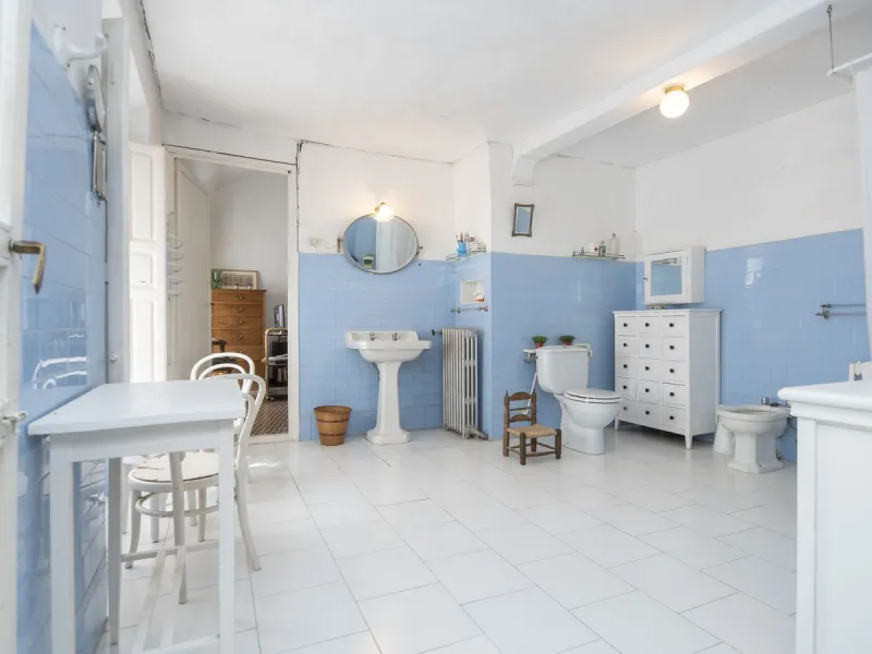 Estately House in the heart of Ronda Old Town. This is a dwelling with access from two different streets, one of them the main artery at Ronda Old Town, the second one, a cobbled XVIII century scented street with whitewashed façades, next to charming hote