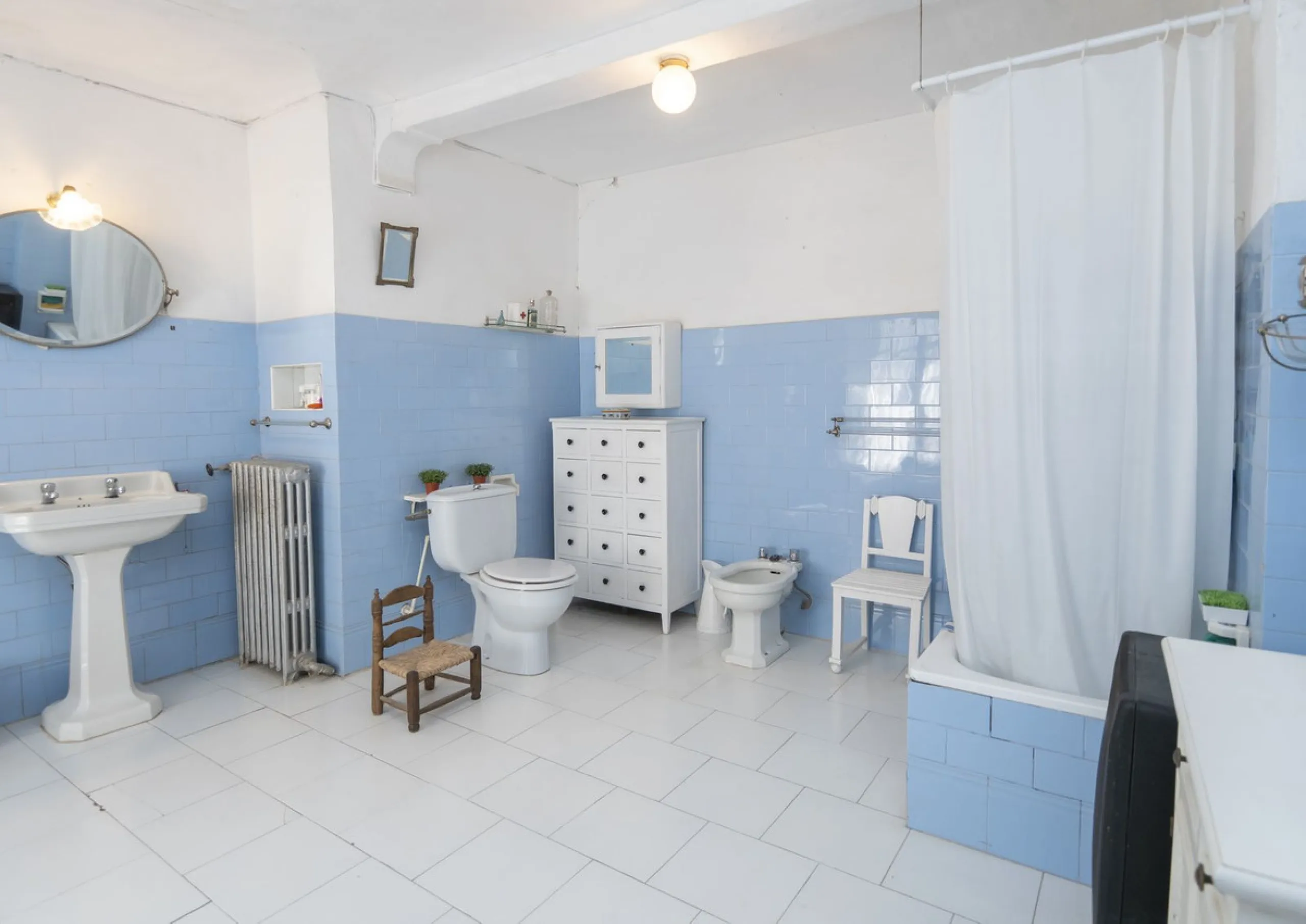 Estately House in the heart of Ronda Old Town. This is a dwelling with access from two different streets, one of them the main artery at Ronda Old Town, the second one, a cobbled XVIII century scented street with whitewashed façades, next to charming hote
