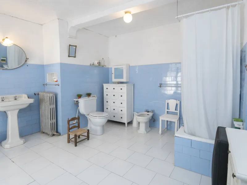 Estately House in the heart of Ronda Old Town. This is a dwelling with access from two different streets, one of them the main artery at Ronda Old Town, the second one, a cobbled XVIII century scented street with whitewashed façades, next to charming hote