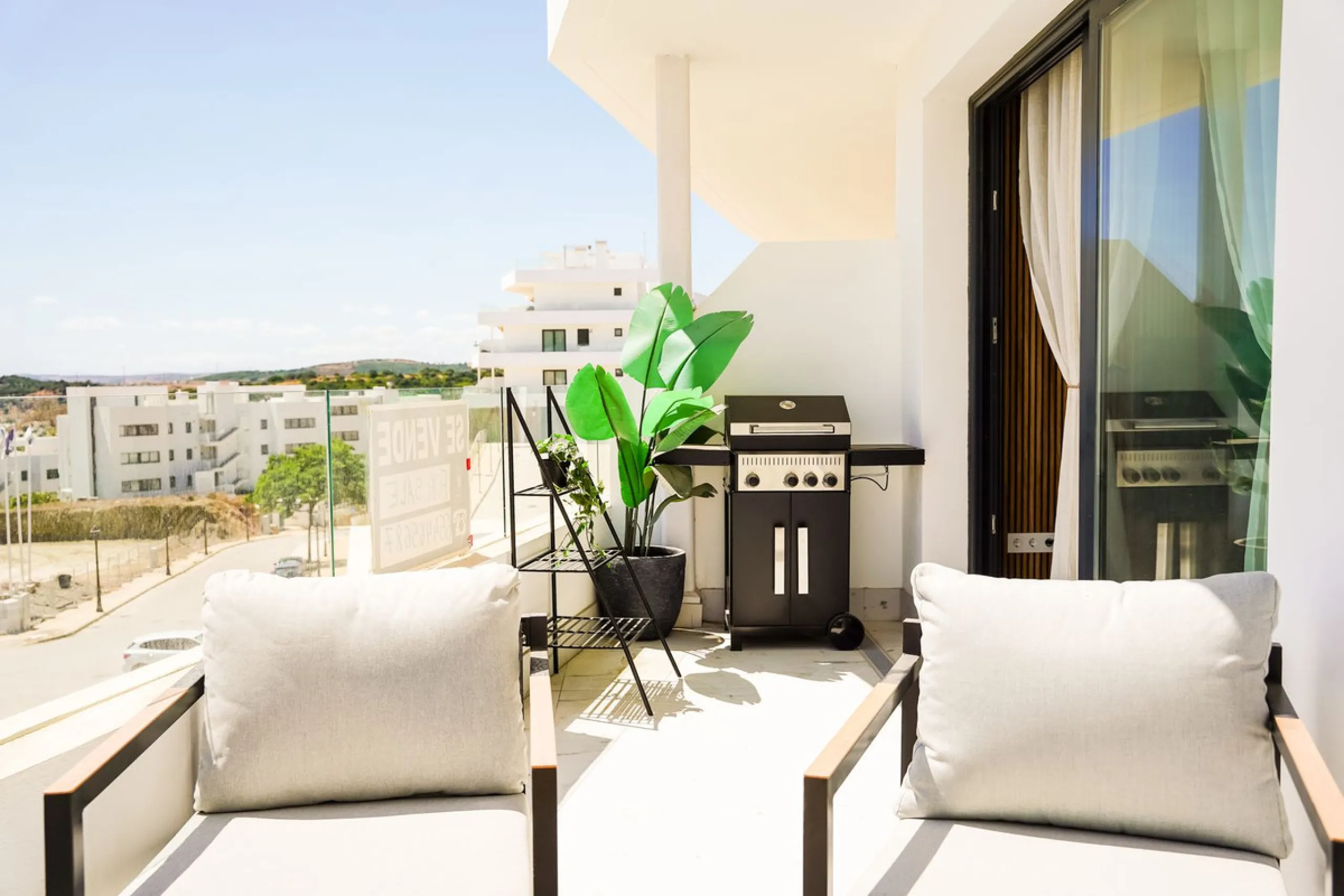 Luxurious 3-Bedroom Apartment with Stunning Views in one off Estepona's Prestigious Buildings.