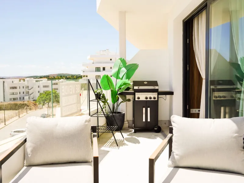 Luxurious 3-Bedroom Apartment with Stunning Views in one off Estepona's Prestigious Buildings.