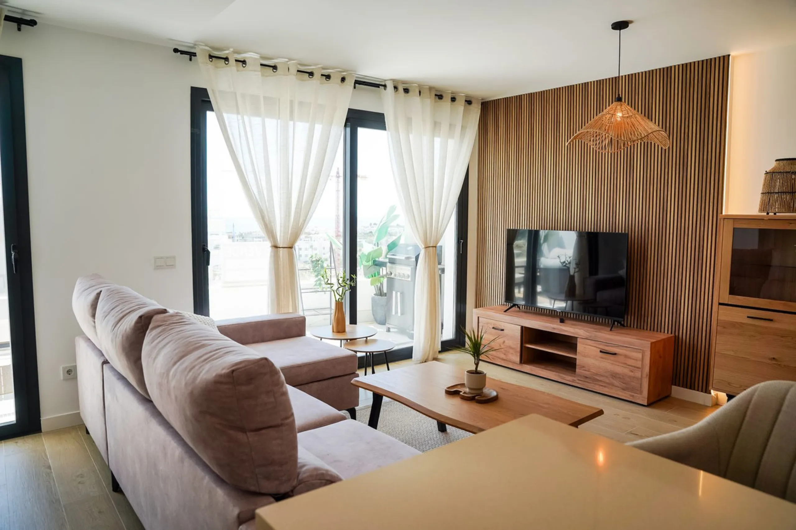 Luxurious 3-Bedroom Apartment with Stunning Views in one off Estepona's Prestigious Buildings.