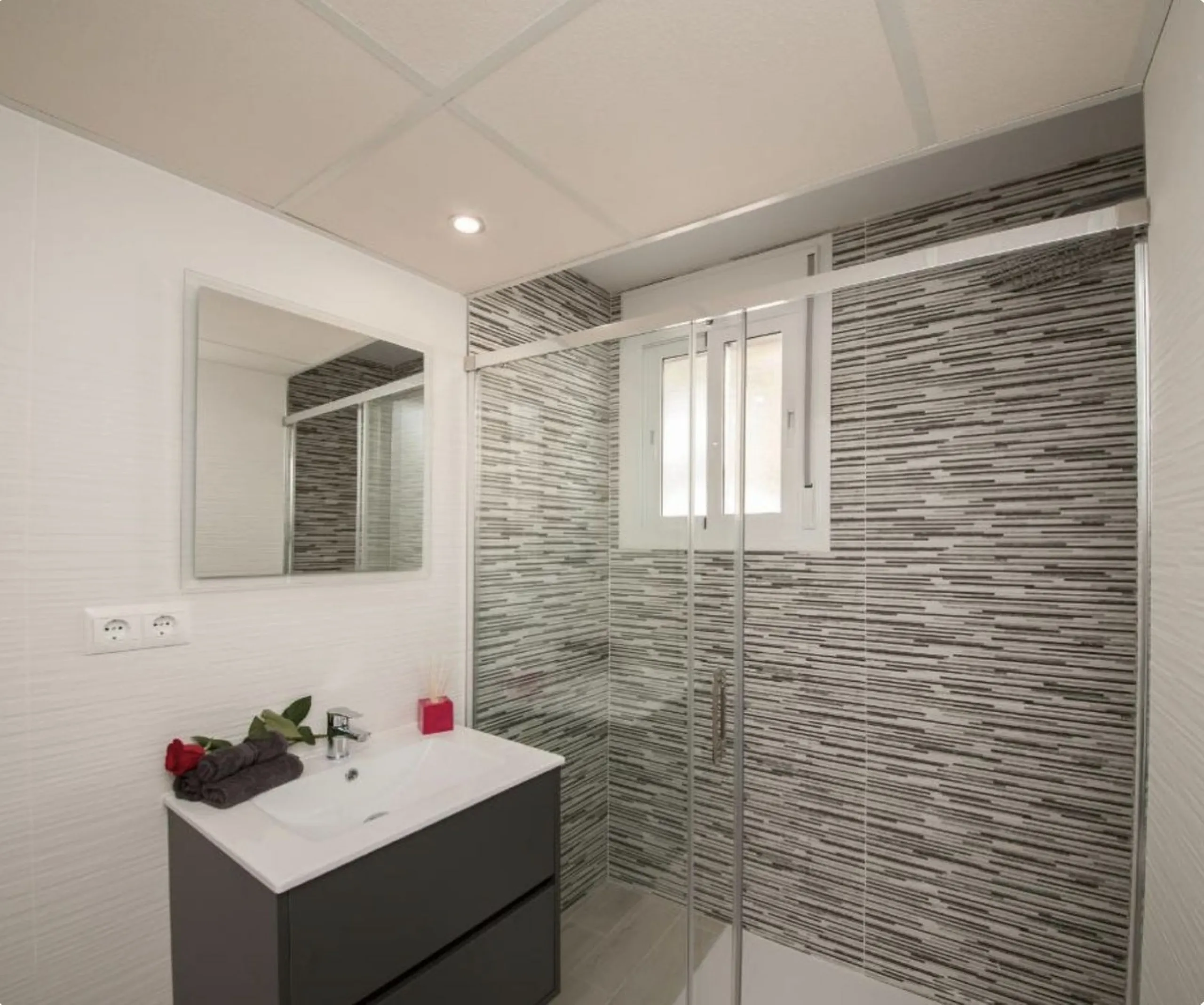 Beautiful newly renovated apartment in the city centre of Fuengirola with a valid holiday rental licence already in place, making it an excellent investment opportunity from day one.