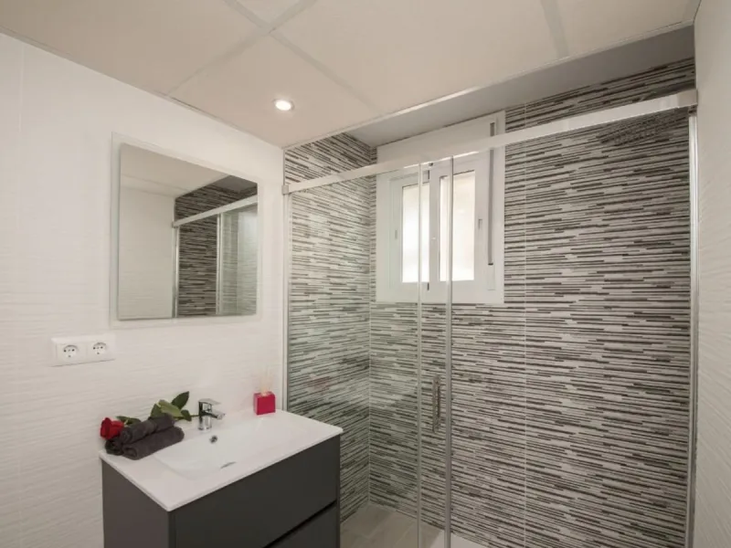 Beautiful newly renovated apartment in the city centre of Fuengirola with a valid holiday rental licence already in place, making it an excellent investment opportunity from day one.