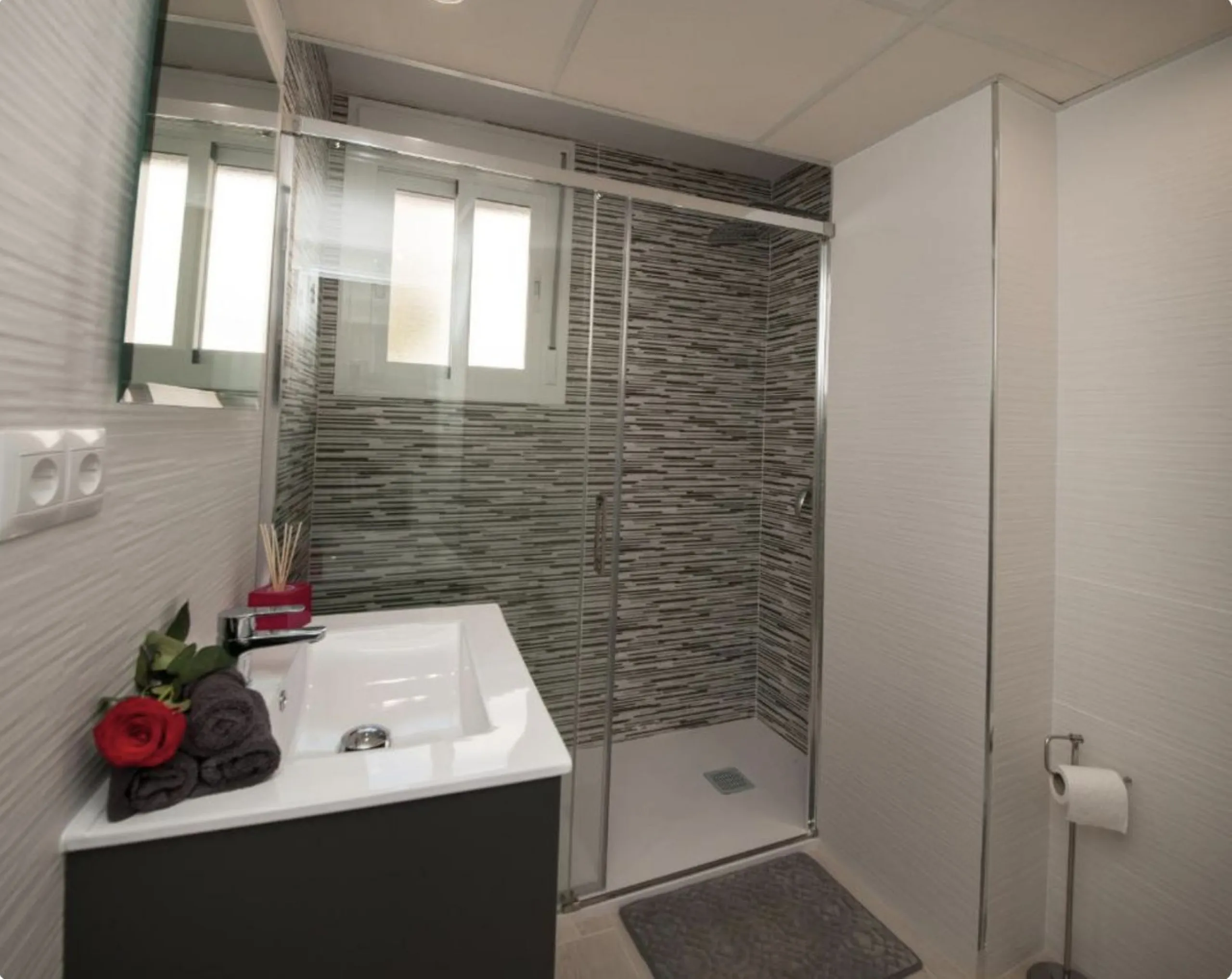 Beautiful newly renovated apartment in the city centre of Fuengirola with a valid holiday rental licence already in place, making it an excellent investment opportunity from day one.