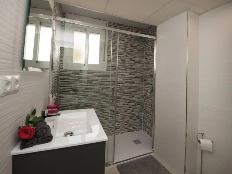 Beautiful newly renovated apartment in the city centre of Fuengirola with a valid holiday rental licence already in place, making it an excellent investment opportunity from day one.