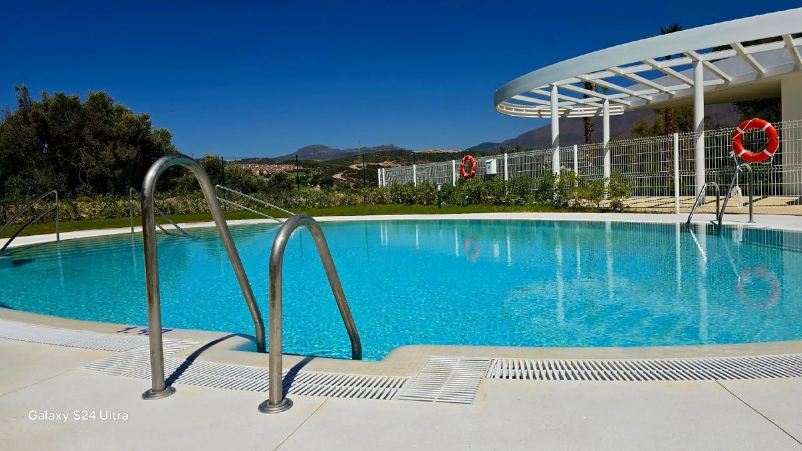 Luxurious 3-Bedroom Apartment with Stunning Views in one off Estepona's Prestigious Buildings.