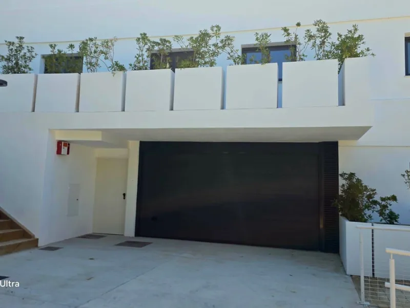 Luxurious 3-Bedroom Apartment with Stunning Views in one off Estepona's Prestigious Buildings.