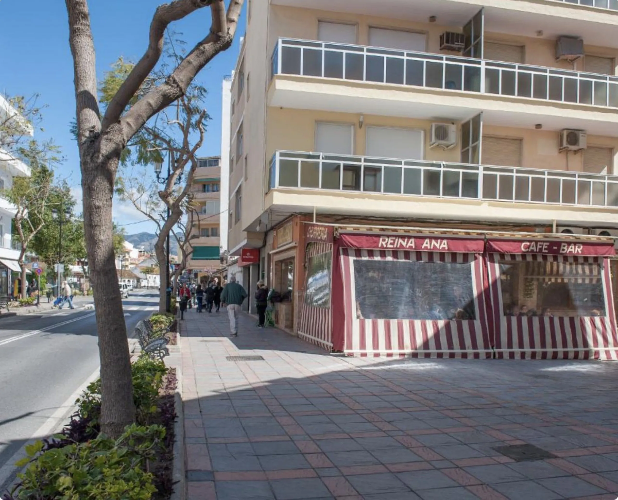 Beautiful newly renovated apartment in the city centre of Fuengirola with a valid holiday rental licence already in place, making it an excellent investment opportunity from day one.