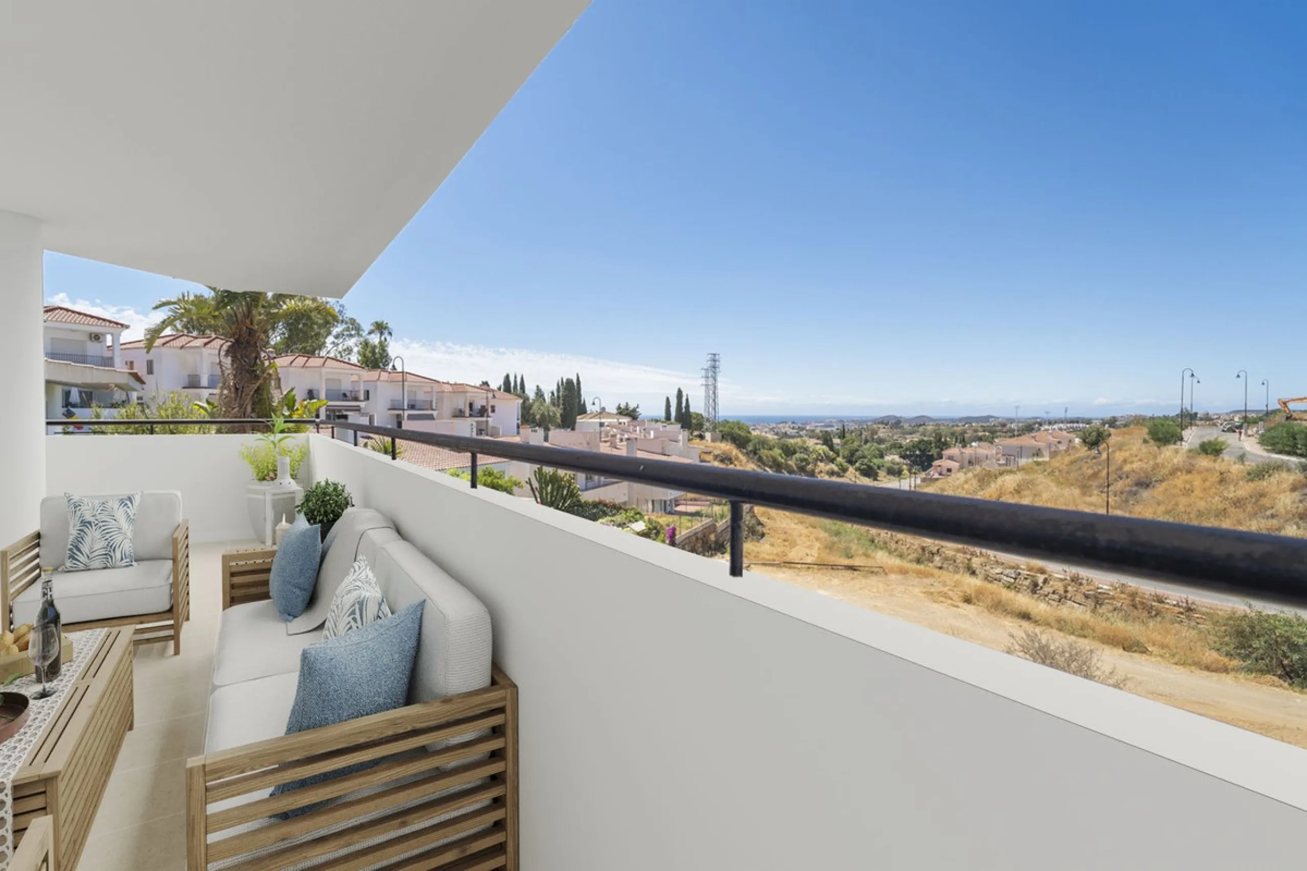 Immerse yourself in a world of exclusivity in the charming village of Mijas, on the sunny coast of Malaga. Known for its Andalusian charm, Mijas captivates visitors with its cobbled streets and spectacular panoramic views of the Mediterranean coastline. T