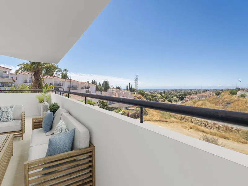 Immerse yourself in a world of exclusivity in the charming village of Mijas, on the sunny coast of Malaga. Known for its Andalusian charm, Mijas captivates visitors with its cobbled streets and spectacular panoramic views of the Mediterranean coastline. T
