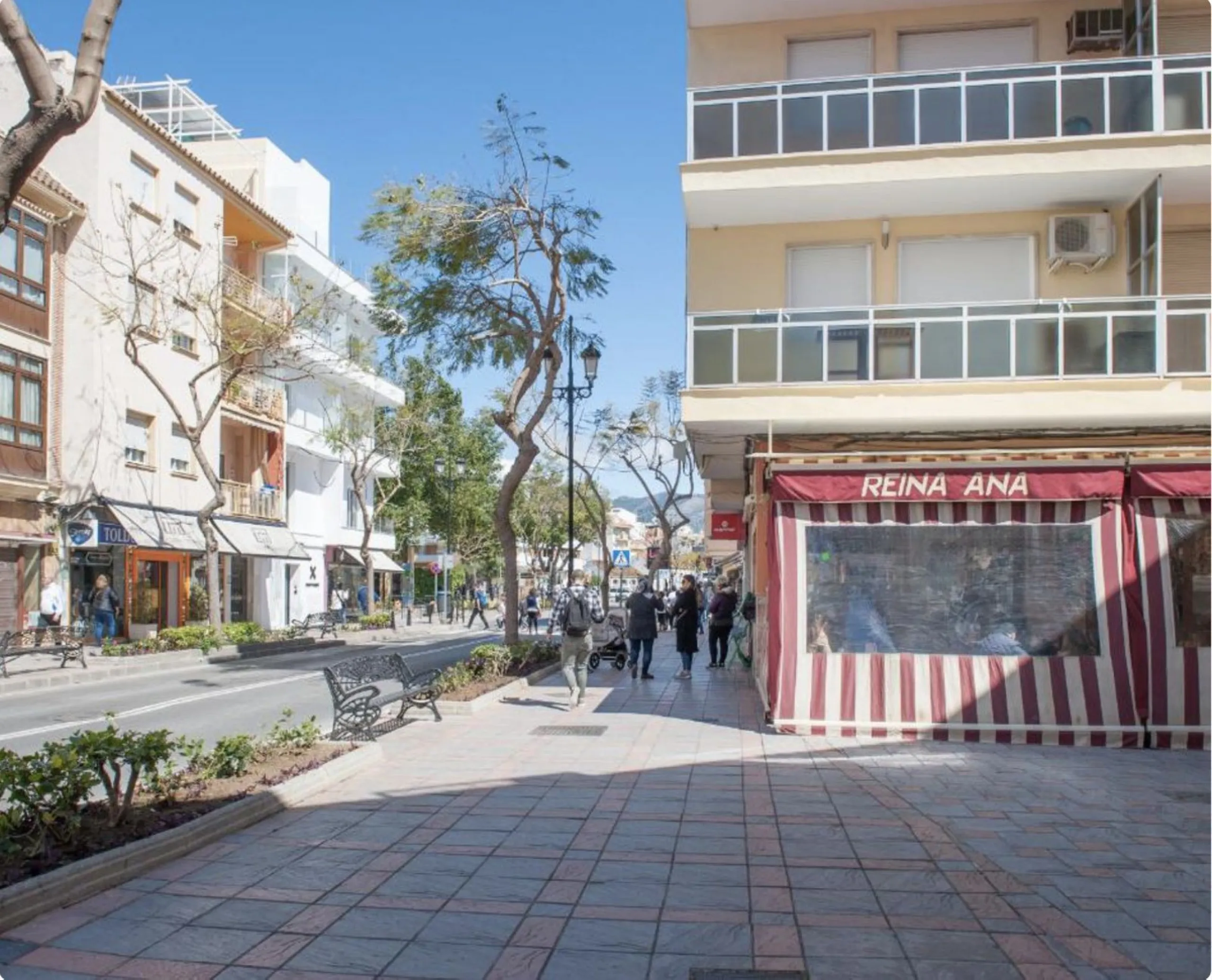 Beautiful newly renovated apartment in the city centre of Fuengirola with a valid holiday rental licence already in place, making it an excellent investment opportunity from day one.