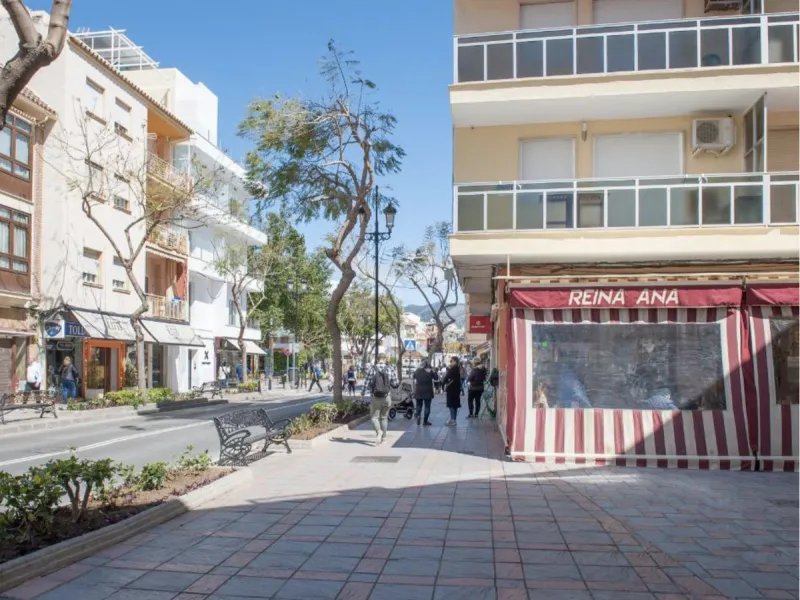 Beautiful newly renovated apartment in the city centre of Fuengirola with a valid holiday rental licence already in place, making it an excellent investment opportunity from day one.