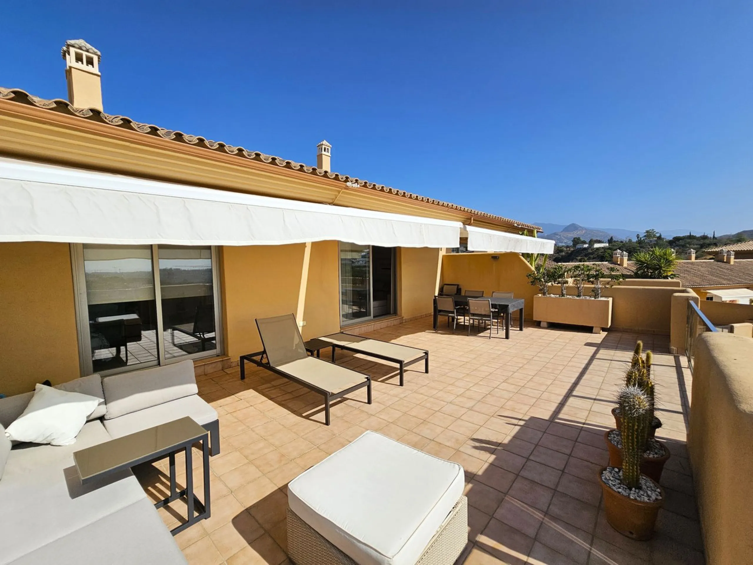 This spacious and bright 2-bedroom penthouse is located in the La Resina area of Estepona, within the golf course. Located in an elegant gated community with 2 swimming pools and beautiful tropical grounds, this apartment offers excellent qualities, tranq