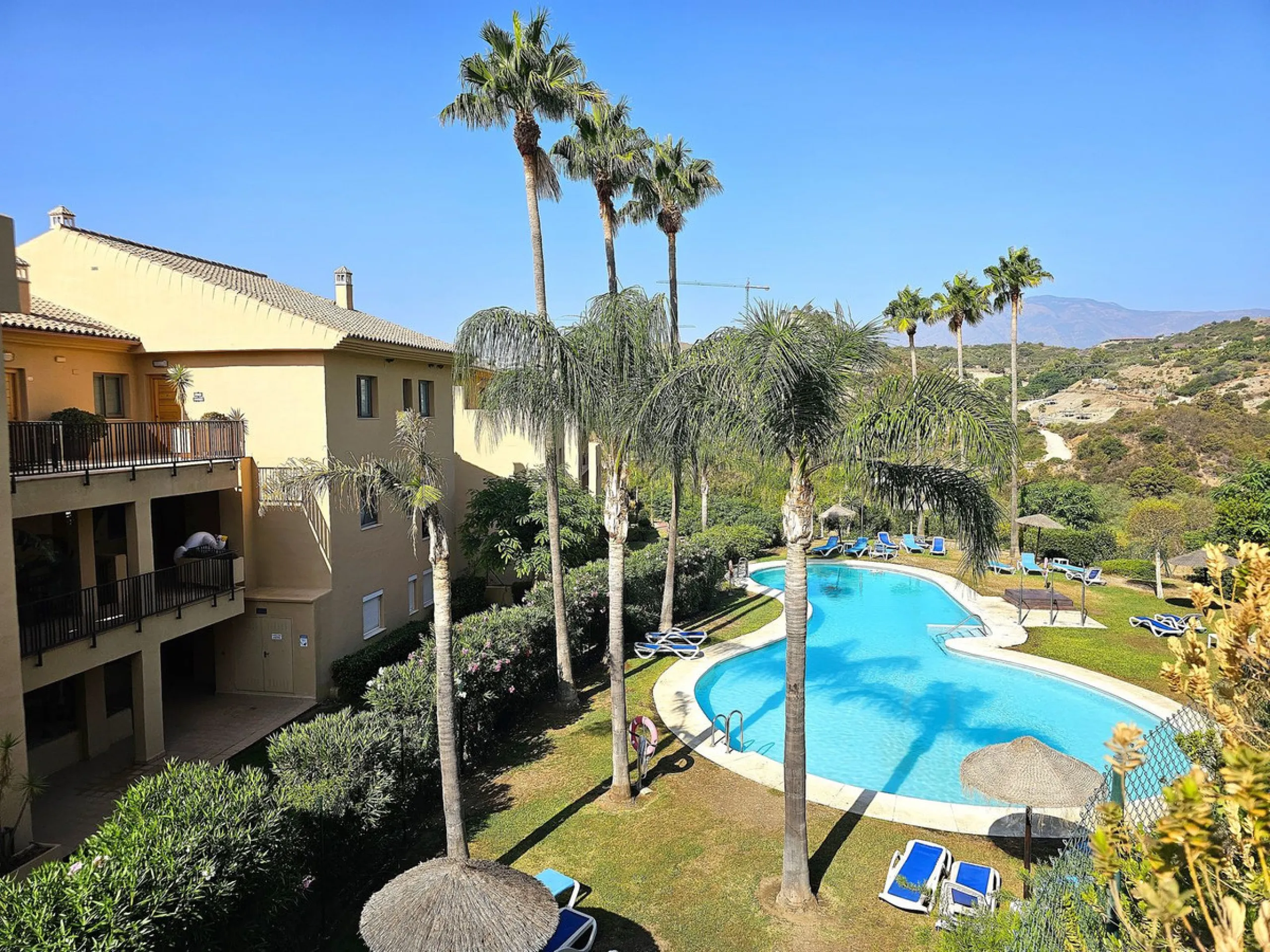 This spacious and bright 2-bedroom penthouse is located in the La Resina area of Estepona, within the golf course. Located in an elegant gated community with 2 swimming pools and beautiful tropical grounds, this apartment offers excellent qualities, tranq