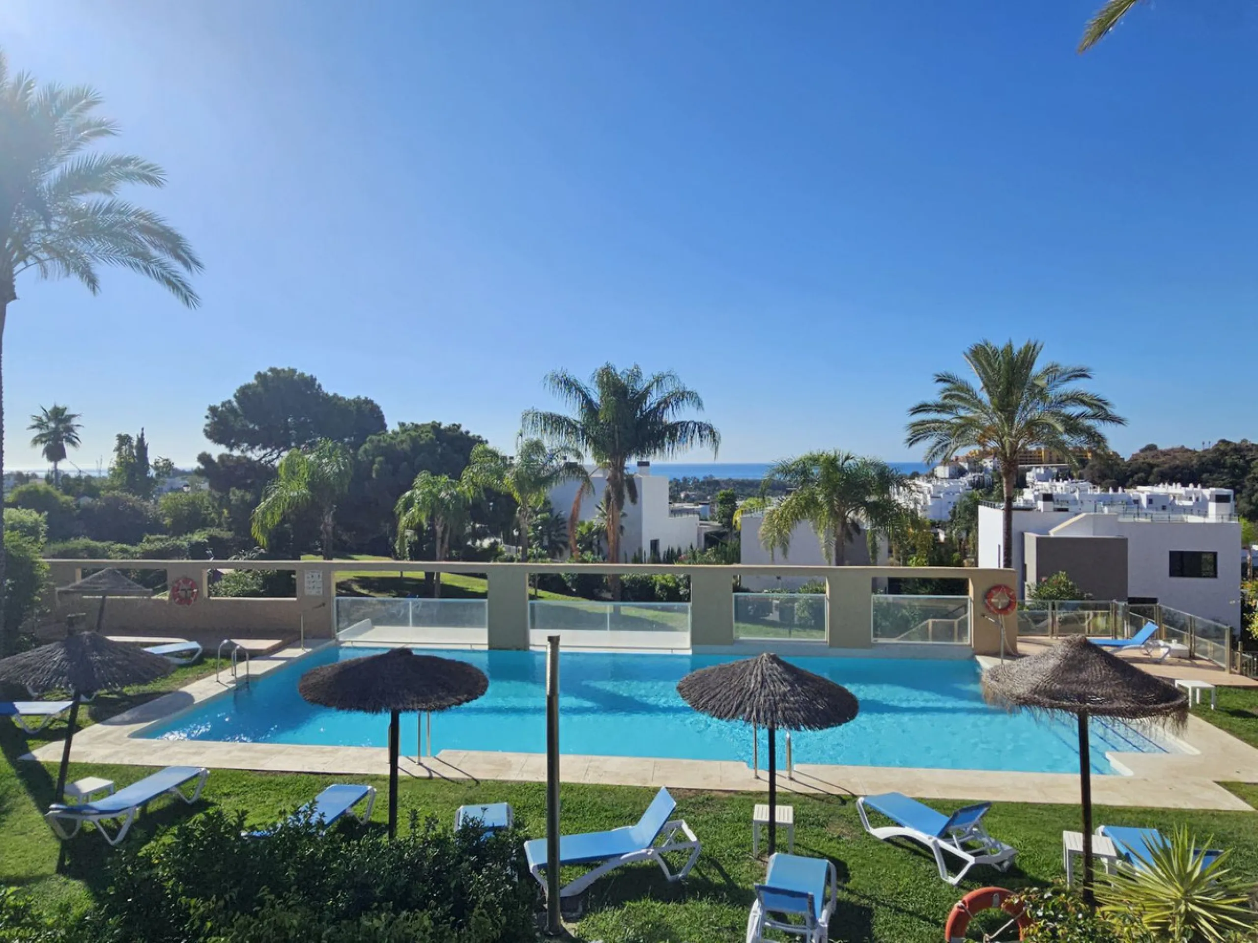 This spacious and bright 2-bedroom penthouse is located in the La Resina area of Estepona, within the golf course. Located in an elegant gated community with 2 swimming pools and beautiful tropical grounds, this apartment offers excellent qualities, tranq