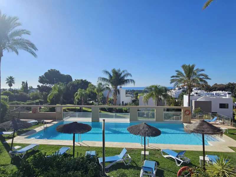 This spacious and bright 2-bedroom penthouse is located in the La Resina area of Estepona, within the golf course. Located in an elegant gated community with 2 swimming pools and beautiful tropical grounds, this apartment offers excellent qualities, tranq
