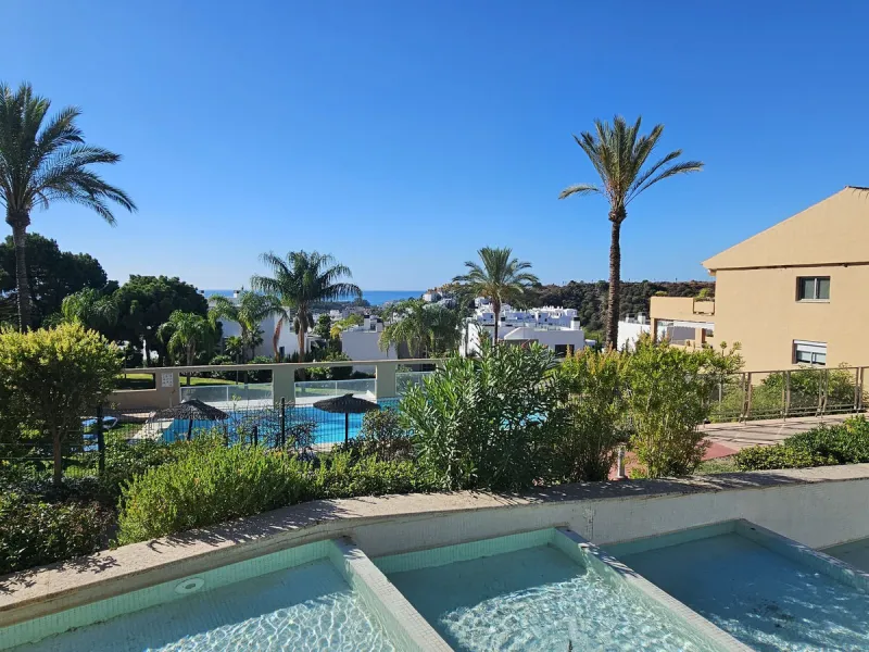This spacious and bright 2-bedroom penthouse is located in the La Resina area of Estepona, within the golf course. Located in an elegant gated community with 2 swimming pools and beautiful tropical grounds, this apartment offers excellent qualities, tranq